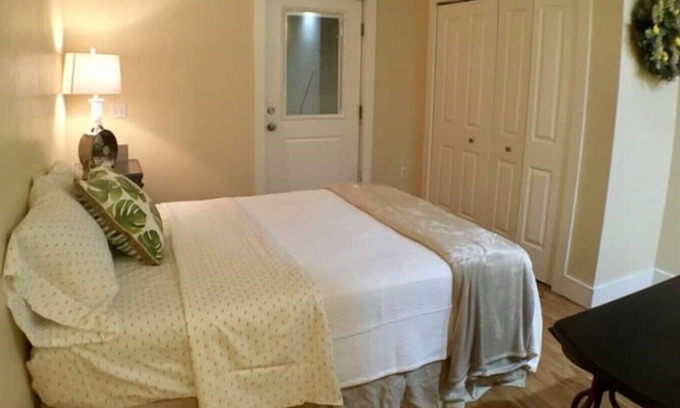 Burley Apartment | Studio Apartment with kitchen, bathroom &queen bed