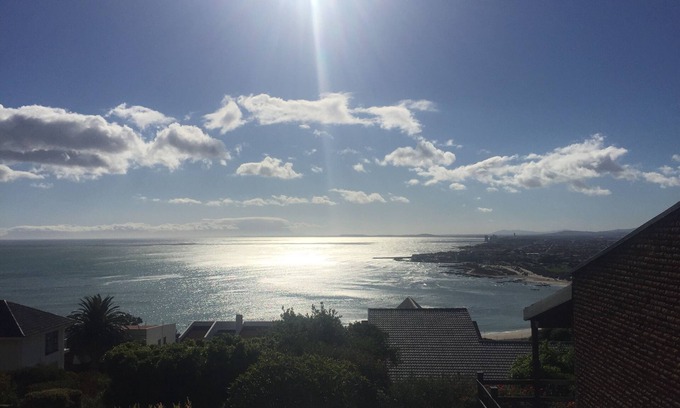 Mountainside Apartment | Studio apartment with sea view and direct view of Table Mountain