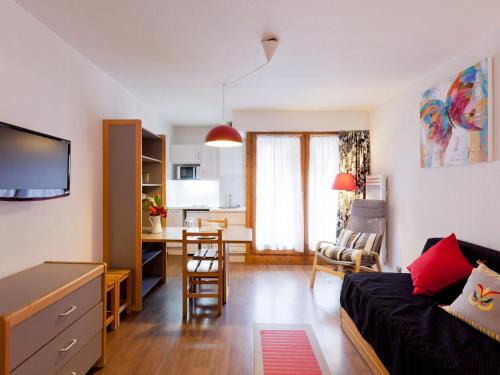 Brides-les-Bains Apartment | Studio avec Balcon Sud et WiFi au Centre de Brides-les-Bains, Proche Thermes et Télécabine - FR-1-512-54