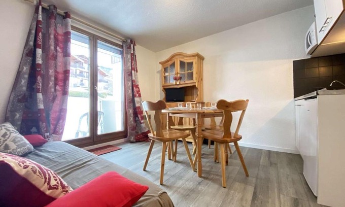 Praz-sur-Arly Apartment | Studio Cabine au Calme avec Terrasse à Praz-sur-Arly - 4 Personnes, Parking et Casier à Ski - FR-1-603-14