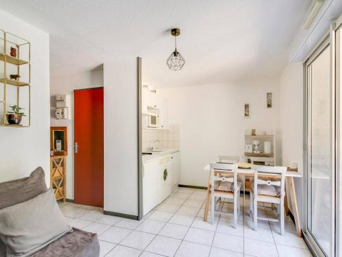 Luz-Saint-Sauveur Apartment | Studio cabine avec parking proche centre Luz-Saint-Sauveur, balcon, pour 4 pers. - FR-1-402-66