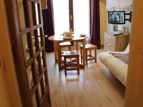 Risoul Apartment | Studio cabine avec accès direct aux pistes, balcon, et piscine - 4 couchages, Risoul 1850 - FR-1-330-518
