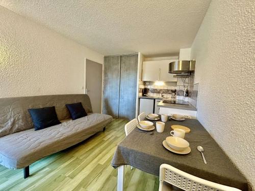 Sainte-Maxime Apartment | Studio cabine avec piscine, parking privatif, loggia et accès plage à pied - Sainte-Maxime - FR-1-226-534