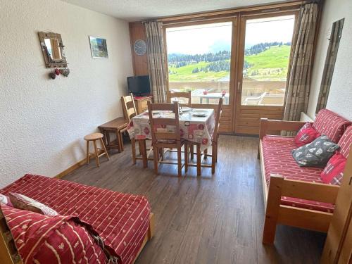 Les Saisies Apartment | Studio cabine pour 4 personnes avec balcon exposé sud, au cœur des Saisies - FR-1-594-108
