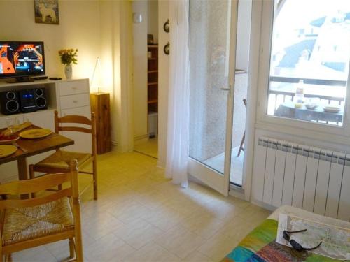 Bagneres-de-Luchon Apartment | Studio Calme avec Balcon Plein Sud, Parking Privé, Proche Thermes et Centre-ville - FR-1-313-149