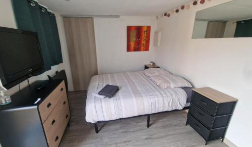 Bourges Apartment | Studio Cerf, quartier marais, terrasse rez de chaussé, jardin accessible, matelas confortable