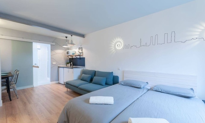 Embajadores Apartment | -**Studio City Centre-Atocha-Delicias-WiFi, A/C**-