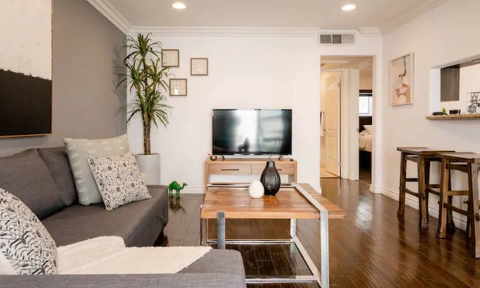 Studio City Condo | Studio City Flat- Queen Bed, Free Parking, Jacuzzi