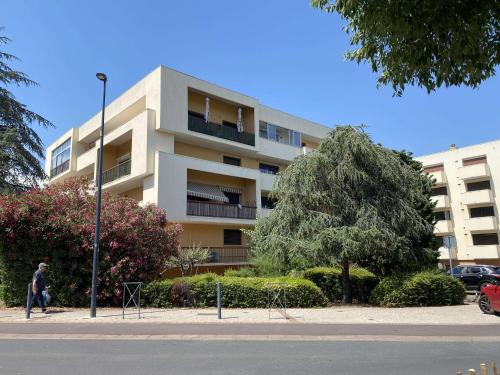 Balaruc-les-Bains Apartment | Studio climatisé avec balcon proche centre et thermes, Balaruc-les-Bains - FR-1-553-21