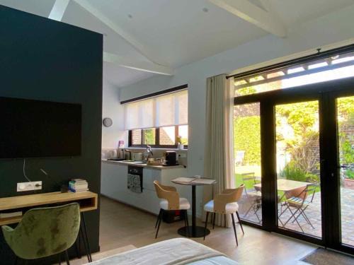 Saint-Andre-lez-Lille Apartment | Studio cocooning près de Lille avec jardin, parking sécurisé et accès facile aux transports. - FR-1-510-215