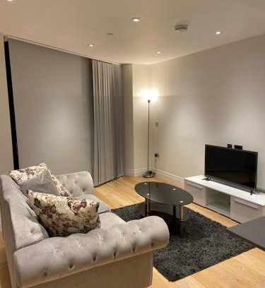 Nine Elms Apartment | Studio come 1 Bed flat in Vauxhall next to Battersea