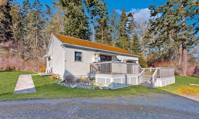 Coupeville Apartment | Studio cottage with porch - walk to ferry, beaches & Fort Casey State Park