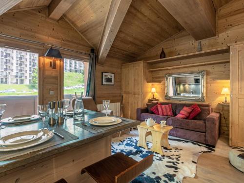 Val-d'Isere Apartment | Studio de standing avec balcon au cœur du village, proche pistes et commodités - FR-1-694-85
