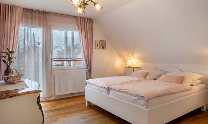 Oberrotweil Apartment | Studio 'Anemone' with Shared Garden, Balcony and Wi-Fi