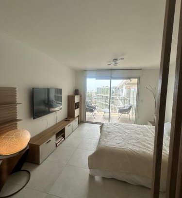 Saint-Laurent-du-Var Apartment | Studio en bord de mer avec piscine sur le toit