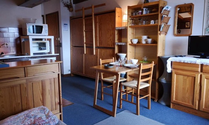 Notre-Dame-de-Bellecombe Apartment | Studio ensoleillé à Notre-Dame-de-Bellecombe, proche pistes, balcon, parking, casier à ski, 4 pers. - FR-1-595-28
