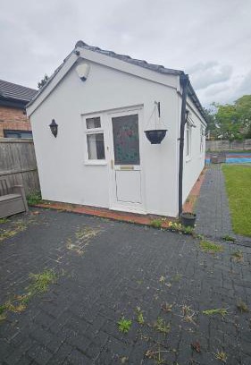 Cheadle Apartment | Studio Flat - 5 mins from Manchester Airport