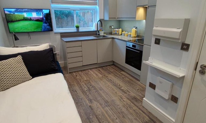 Borehamwood Apartment | Studio Flat/London Gateway