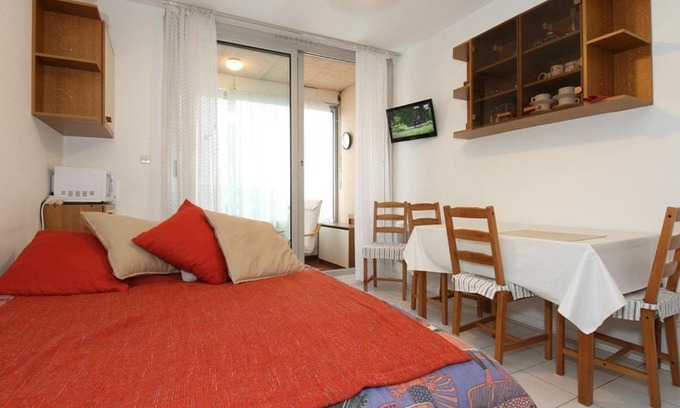 Balaruc-les-Bains Apartment | Studio fonctionnel avec loggia fermée à Balaruc-les-Bains, proche centre, parking collectif, tout équipé - FR-1-553-112