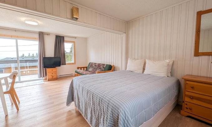 Ucluelet Hotel | Studio Full Kitchen | #16