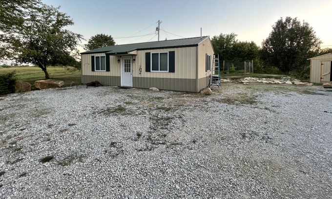 Clinton House | Studio guest house just outside Clinton. Close to Katy trail.,