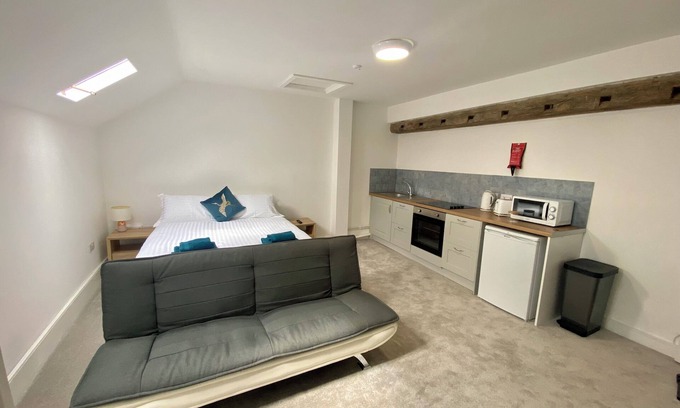 Upton upon Severn Apartment | Studio loft apartment in the centre of Upton upon Severn with parking and WIFI