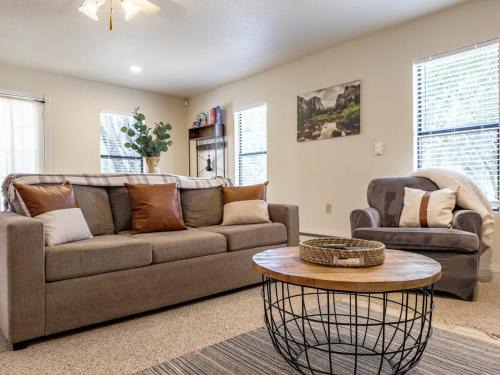 Oakhurst Apartment | Studio Loft Near Yosemite with Kitchenette