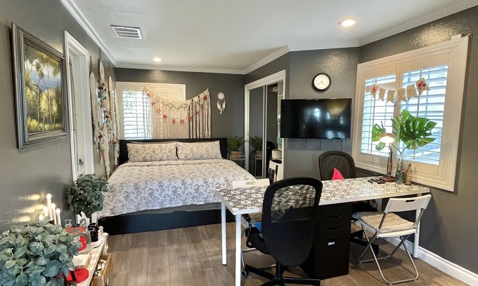 Fountain Valley House | 🏡Studio Loft ★ Prvt entrance ★ Balcony ★Peaceful★Heart of OC (31 nights minimum)