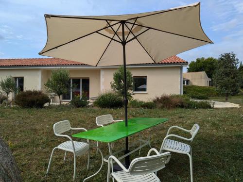 Baignes-Sainte-Radegonde Apartment | Studio moderne avec terrasse, parking et WIFI - FR-1-653-262