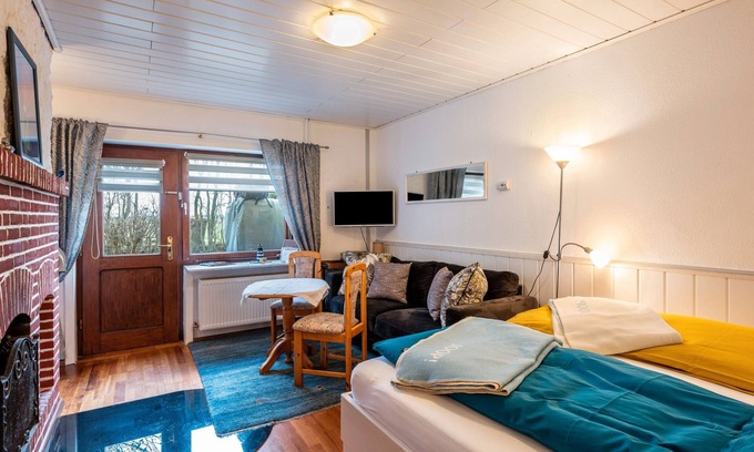 Nordstrand Apartment | Studio 'Morgensünn' with Private Terrace and Shared Garden