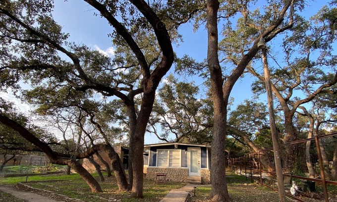 Leander House | Studio near Lake Travis | Free On-Site Boat Parking