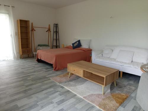 Semens Apartment | Studio paisible avec vue sur les coteaux