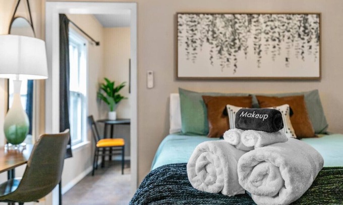 Neenah Apartment | Studio-PETS Welcome! Garage!