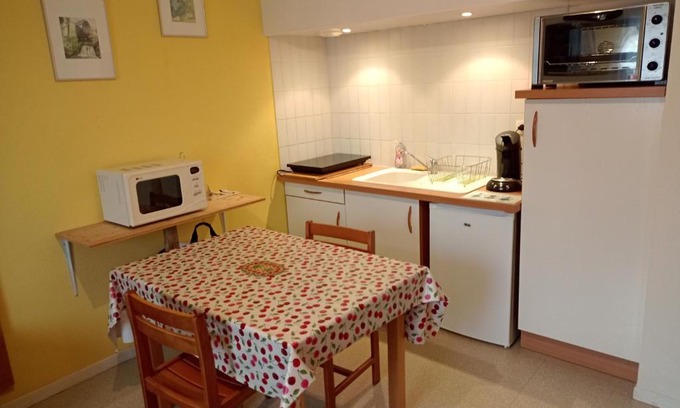 Bagneres-de-Bigorre Apartment | Studio proche des thermes en rez-de-chaussée avec place de parking