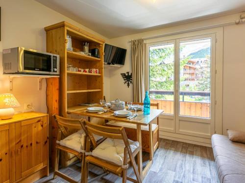 Val-d'Isere Apartment | Studio rénové avec balcon, parking et proche pistes à Val-d'Isère - FR-1-694-287