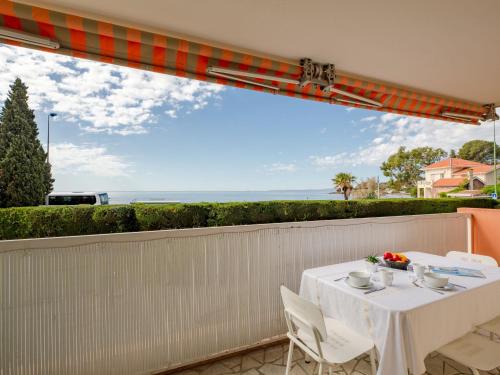 Boulouris-sur-Mer Apartment | Studio Résidence Les Gemeaux by Interhome