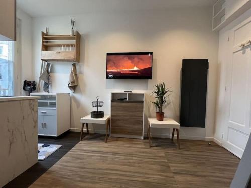 Combat Apartment | Studio refait à neuf en plein Paris !