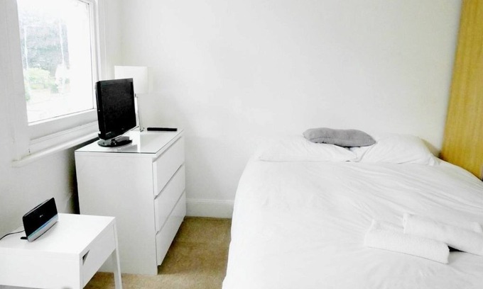 Kew Apartment | Studio room with ensuite near Kew Gardens
