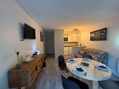 Meribel Centre Apartment | Studio skis aux pieds, 3 pers, centre Méribel, balcon, TV, fibre - FR-1-180-638