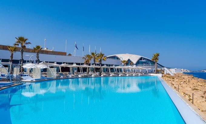 Qawra Apartment | Studio - Sleeps 2 - Balcony - 5 Min Walk To Beach