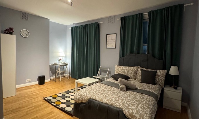 Harrow Road Apartment | Studio - Sleeps 2 - Parking - Close to Paddington