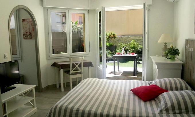 Riou - Petit Juas - Av de Grasse Apartment | Studio Terrasse