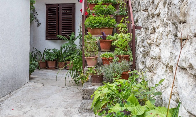 Split Apartment | Studio Varos