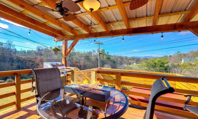 Marshall Apartment | Studio w/Loft, Hot Tub & Views in Marshall!