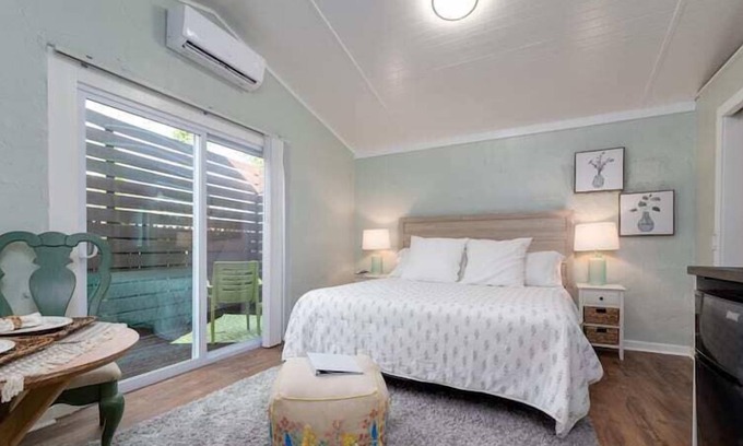 Southbank Apartment | Studio with a Pool! Intimate spot for relaxation