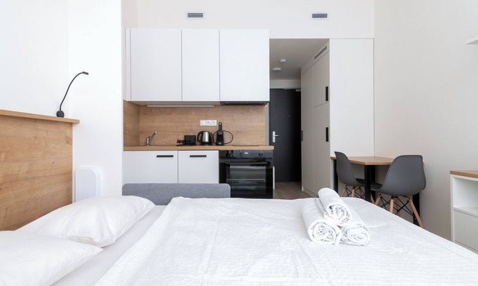 Prague 5 Apartment | Studio with ๐๐ฟ๐ฒ๐ฒ ๐ฃ๐ฎ๐ฟ๐ธ๐ถ๐ป๐ด A/C Ultra-Fast WiFi SMART TV