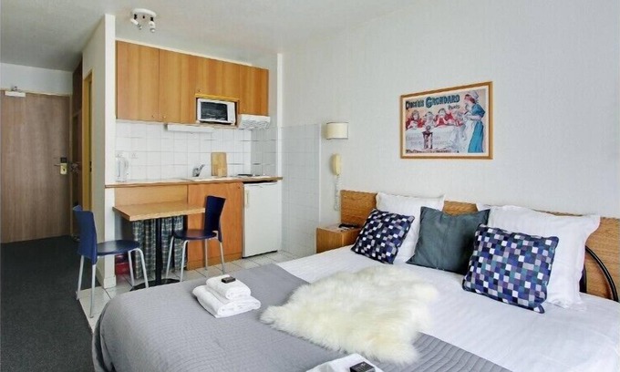 Les Lilas Apartment | Studio with double bed for 2 pers in Eastern district; Les Lilas