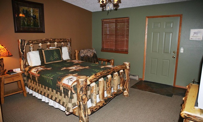 Fall River Estates Ski Chalet | Studio with Full Kitchen, Queen bed, Patio with Personal Grill