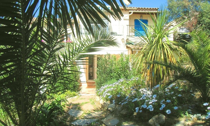 Gassin Apartment | Studio with garden for 2 people. Inexpensive accommodation on the Gulf of St Tropez.