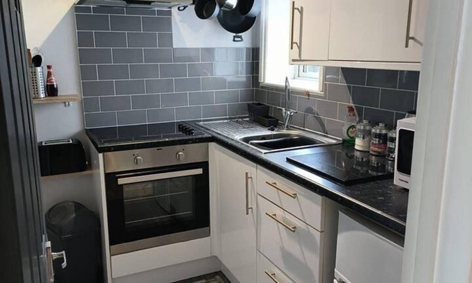 Southsea Apartment | Stunning 1-bed Apartment in Southsea